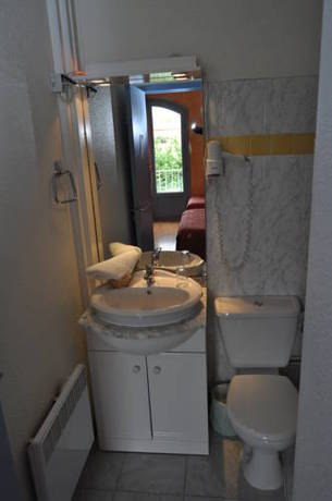 Imagen de la habitación del Hotel Les Mimosas, LUNEL. Foto 5