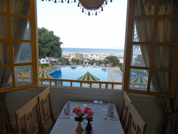 Imagen del bar/restaurante del Hotel Les Mimosas Tabarka. Foto 4