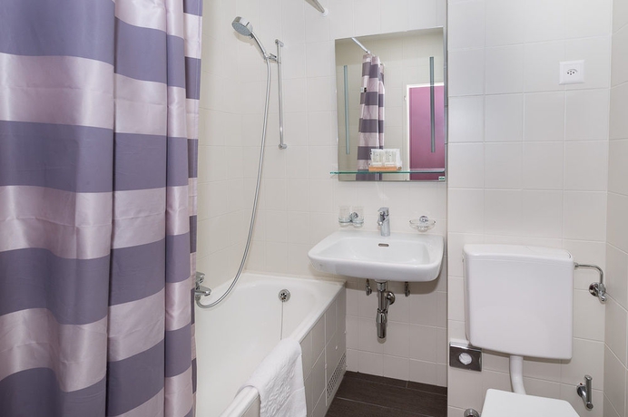 Imagen de la habitación del Hotel Les Nations, Ginebra. Foto 7