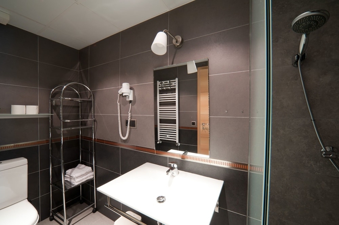 Imagen de la habitación del Hotel Les Olimpiades. Foto 16