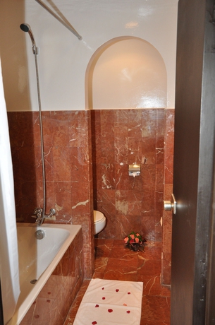 Imagen de la habitación del Hotel Les Omayades. Foto 10