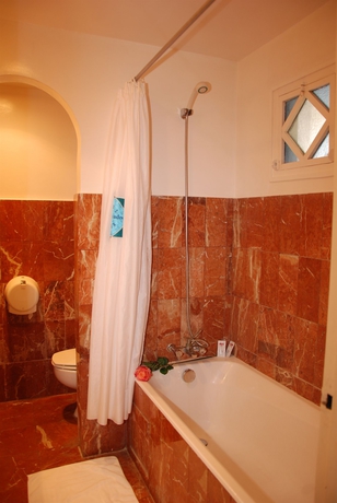 Imagen de la habitación del Hotel Les Omayades. Foto 14