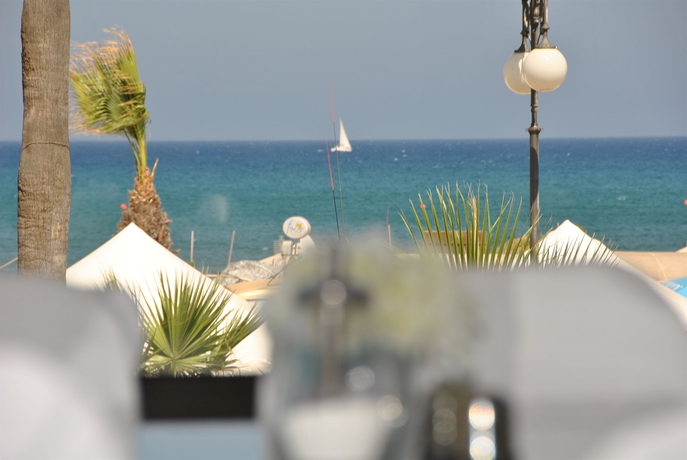 Imagen del bar/restaurante del Hotel Les Palmiers Beach Boutique & Luxury Apartments. Foto 6