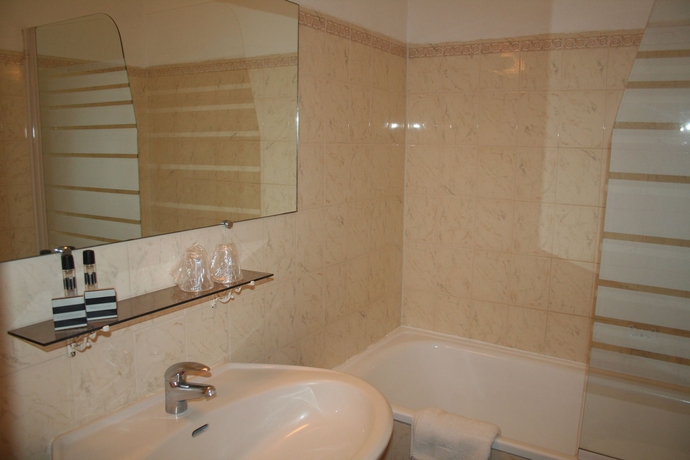 Imagen de la habitación del Hotel Les Palmiers, Sainte-Maxime. Foto 10