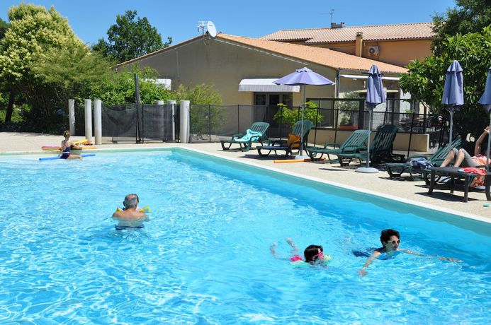 Imagen de la piscina del Hotel Les Persedes Sud Ardeche. Foto 17
