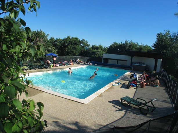 Imagen de la piscina del Hotel Les Persedes Sud Ardeche. Foto 18