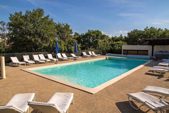 Imagen de la piscina del Hotel Les Persedes Sud Ardeche. Foto 19