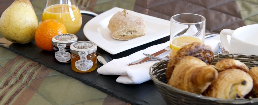 Imagen del bar/restaurante del Hotel Les Peyri&egrave;res. Foto 2