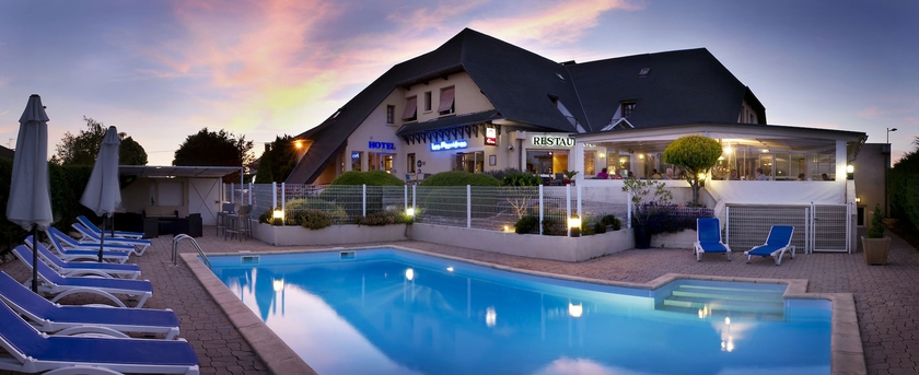 Imagen de la piscina del Hotel Les Peyri&egrave;res. Foto 17