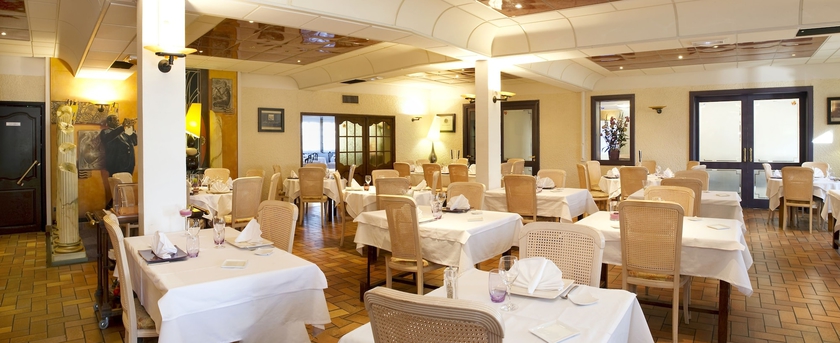 Imagen del bar/restaurante del Hotel Les Peyri&egrave;res. Foto 3