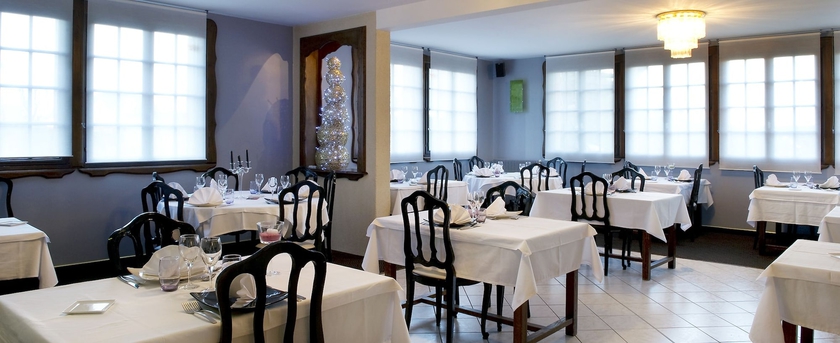 Imagen del bar/restaurante del Hotel Les Peyri&egrave;res. Foto 4