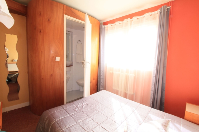 Imagen de la habitación del Hotel Les Pieux. Foto 10