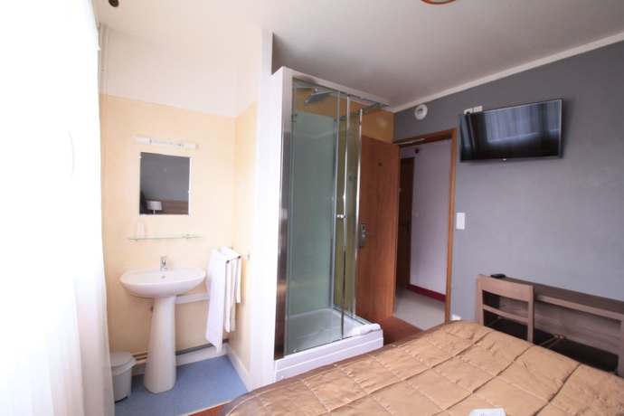 Imagen de la habitación del Hotel Les Pieux. Foto 14