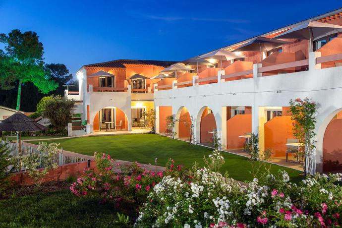 Imagen general del Hotel Les Pins Blancs En Provence. Foto 13