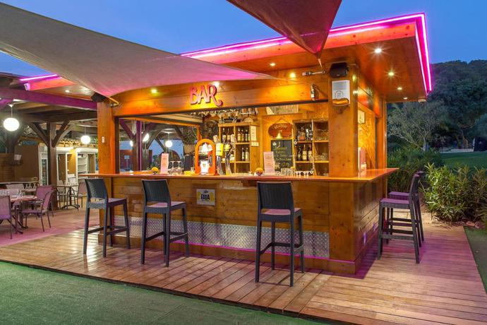 Imagen general del Hotel Les Pins Blancs En Provence. Foto 10