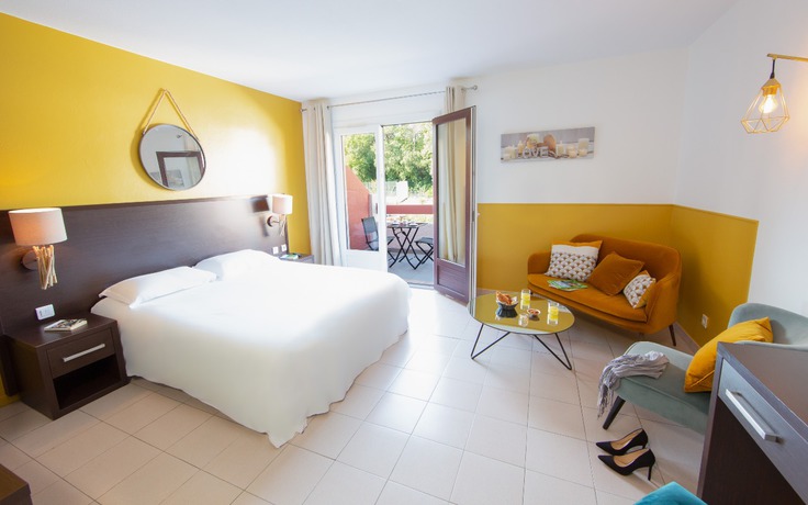 Imagen de la habitación del Hotel Les Pins Blancs En Provence. Foto 14