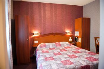 Imagen de la habitación del Hotel Les Platanes. Foto 7