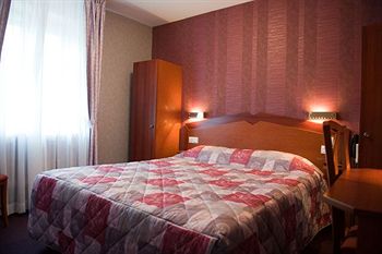 Imagen de la habitación del Hotel Les Platanes. Foto 13