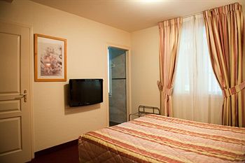 Imagen de la habitación del Hotel Les Platanes. Foto 14