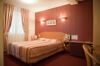 Imagen de la habitación del Hotel Les Platanes. Foto 15