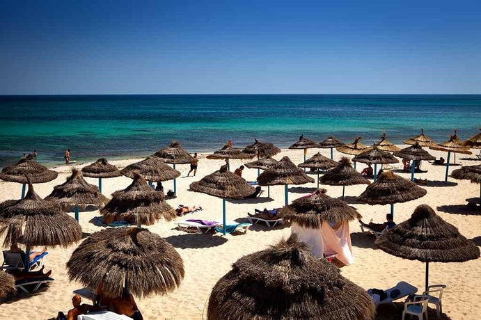 Imagen de los exteriores del Hotel Les Pyramides. Foto 8