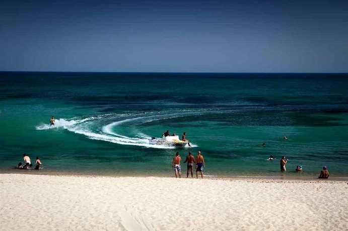 Imagen de los exteriores del Hotel Les Pyramides. Foto 9