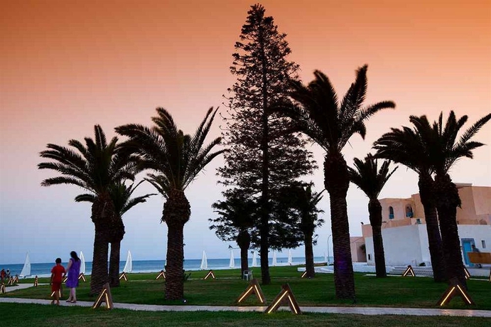 Imagen de los exteriores del Hotel Les Pyramides. Foto 10