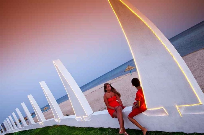 Imagen de los exteriores del Hotel Les Pyramides. Foto 11