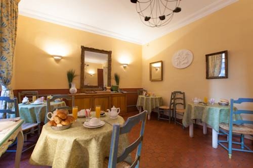 Imagen general del Hotel Les Quatre Dauphins. Foto 6