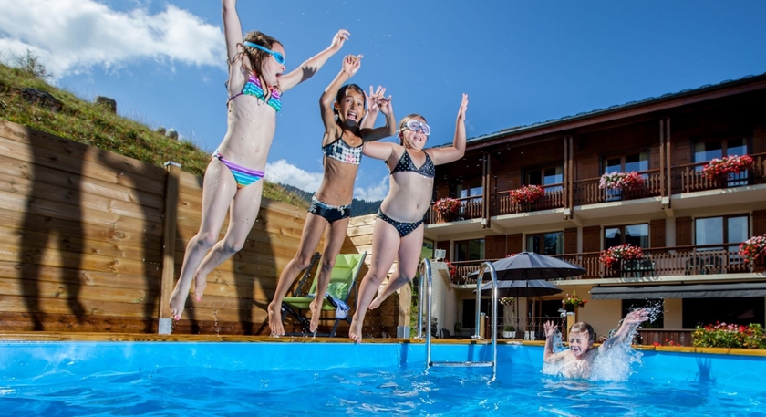 Imagen de la piscina del Hotel Les Rhodos, Cordon. Foto 16