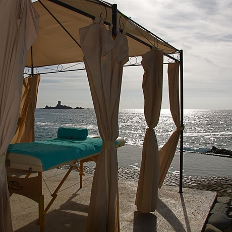 Imagen de los exteriores del Hotel Les Roches Rouges, A Beaumier. Foto 11