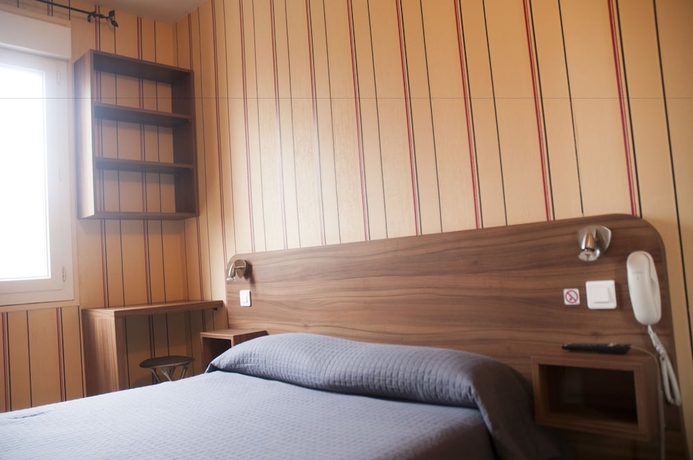 Imagen de la habitación del Hotel Les Rosiers. Foto 6