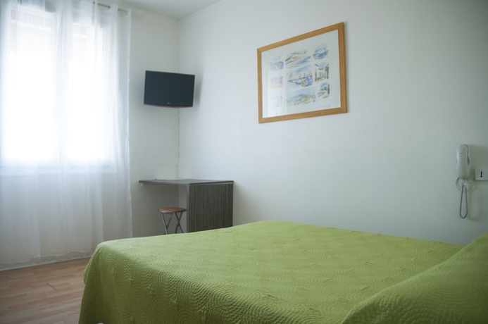 Imagen de la habitación del Hotel Les Rosiers. Foto 11