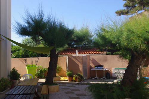 Imagen de la habitación del Hotel Les Stoechades. Foto 10