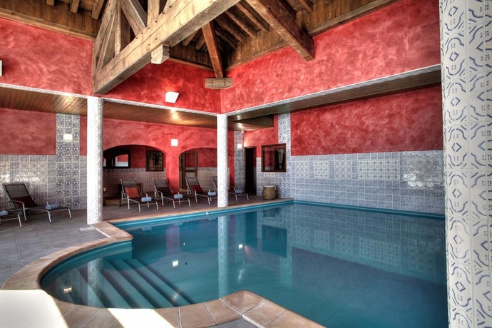 Imagen de la piscina del Hotel Les Suites Du Montana By Les Etincelles. Foto 10