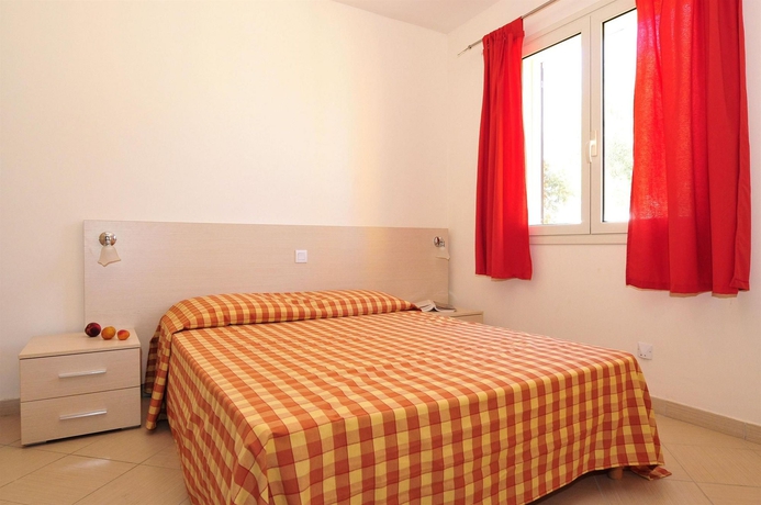 Imagen de la habitación del Hotel Les Terrasses De Lozari. Foto 2