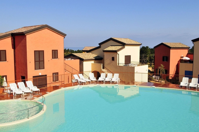 Imagen de la piscina del Hotel Les Terrasses De Lozari. Foto 5
