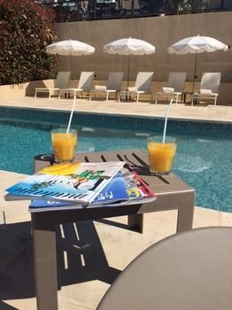 Imagen de la piscina del Hotel Les Terrasses Du Bailli. Foto 12