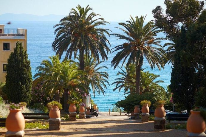 Imagen de los exteriores del Hotel Les Terrasses Du Bailli. Foto 9