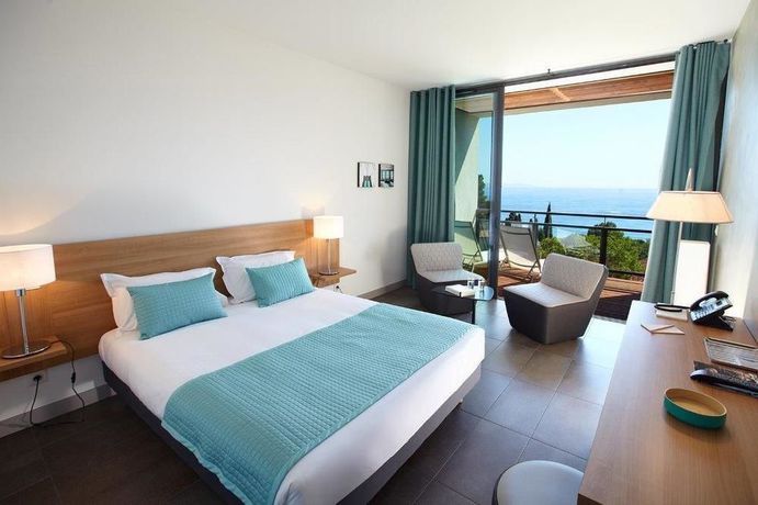 Imagen de la piscina del Hotel Les Terrasses Du Bailli. Foto 14