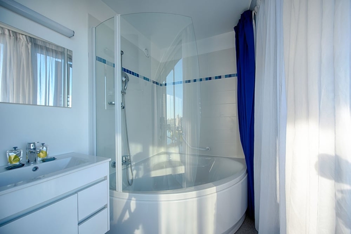 Imagen de la habitación del Hotel Les Thermes. Foto 18