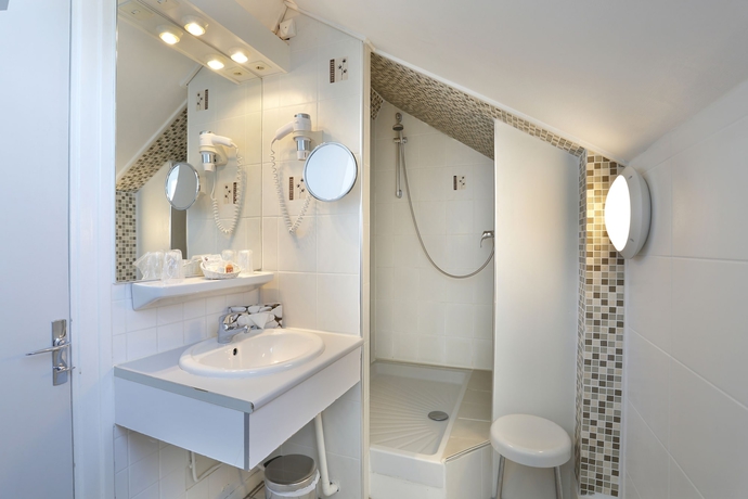 Imagen de la habitación del Hotel Les Tilleuls, Bourges. Foto 16