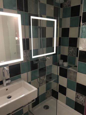 Imagen de la habitación del Hotel Les Tournelles. Foto 9