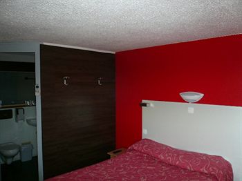 Imagen de la habitación del Hotel Les Tourrades. Foto 4