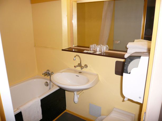 Imagen de la habitación del Hotel Les Tourrades. Foto 8