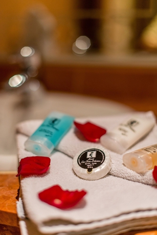 Imagen de la habitación del Hotel Les Trois Palmiers. Foto 7