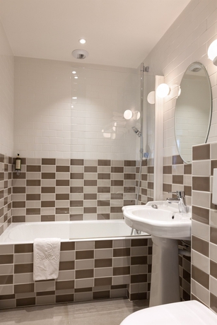 Imagen de la habitación del Hotel Les Trois Poussins. Foto 4