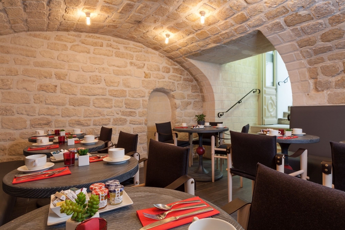 Imagen del bar/restaurante del Hotel Les Trois Poussins. Foto 2