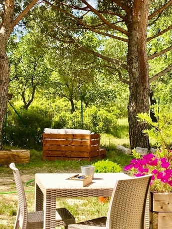 Imagen de los exteriores del Hotel Les Volets Rouges - Cassis. Foto 18