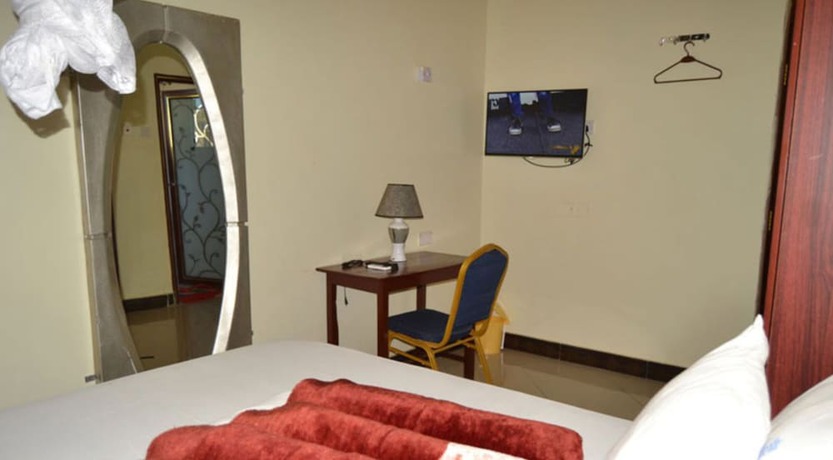 Imagen de la habitación del Hotel Lesa Garden. Foto 7